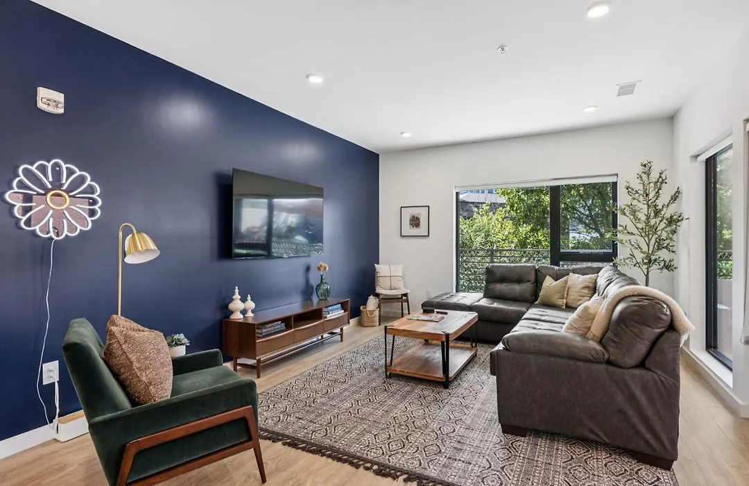 Huge Downtown Corner Unit- Pool-Gym-Walk 2 Broadway-1
