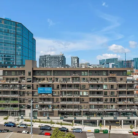 Huge Downtown Corner Unit- Pool-Gym-Walk 2 Broadway-3